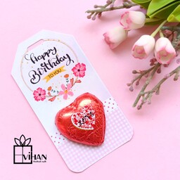 گیفت شکلات قلبی نصب شده بر روی تگ با تم تولد 