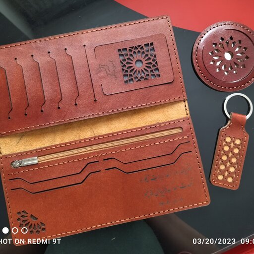کیف پول زنانه چرم طبیعی دست دوز  طرح اسلیمی  به همراه آینه و جاسوئیچی