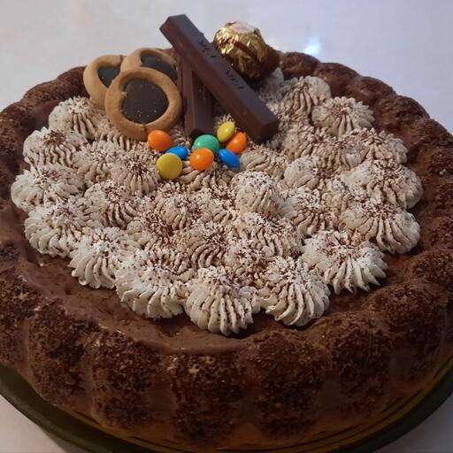 کیک نسکافه با تزئین خامه و شکلات-کم شیرین و کم خامه(هزینه ارسال پس کرایه در مقصد)