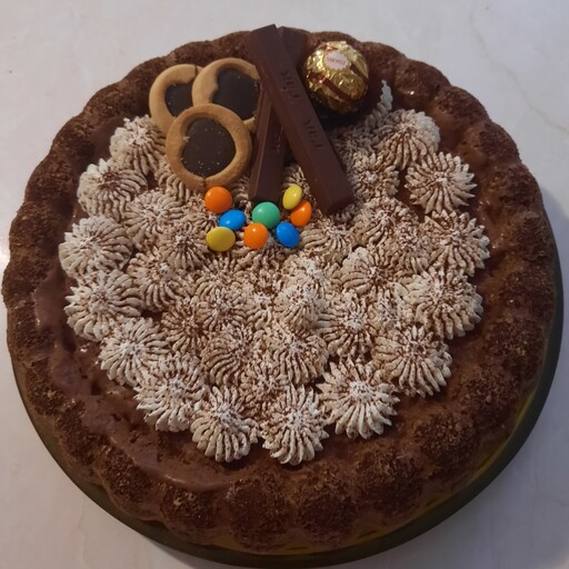 کیک نسکافه با تزئین خامه و شکلات-کم شیرین و کم خامه(هزینه ارسال پس کرایه در مقصد)