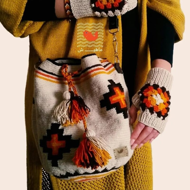 ست کیف بافتنی سایز متوسط به همراه دستکش و دستبند دستبافت رنگ کرم طرح سنتی
