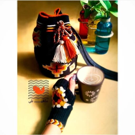 ست کیف و دستکش دستبافت طرح سنتی رنگ مشکی به همراه دستبند دوستی ست