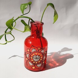 گلدان شیشه ای قرمز رنگ با طرح نقطه کوبی برجسته ویترای