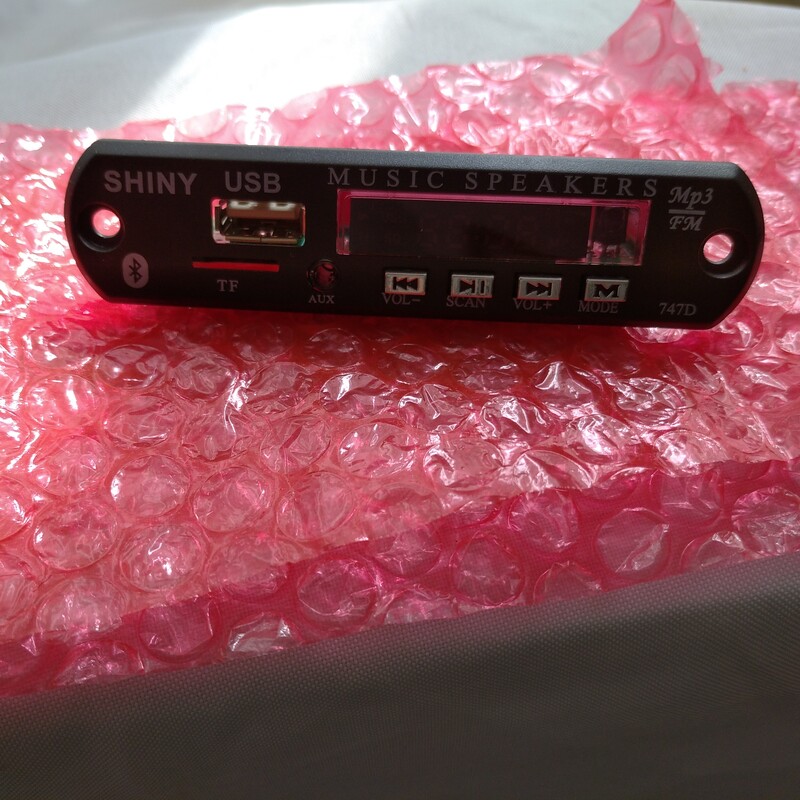 ماژول usb پلیر بلوتوثی مدل SHINY کد G3090 همراه با کنترل با کیفیت رنگ کلیدهای دستگاه نقره ای می باشد