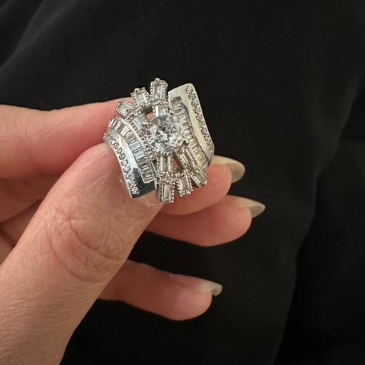 انگشتر نقره طرح جواهر با تخمه زیرکن شبیه ترین سنگ طبیعی به الماس