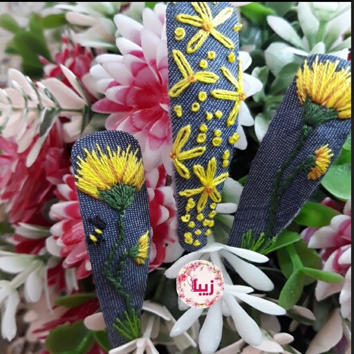 گیره سر گلدوزی شده با دست ایده گرفته از گلهای طبیعی در طبعیت جنس پارچه لی رنگ کاربنی روشن