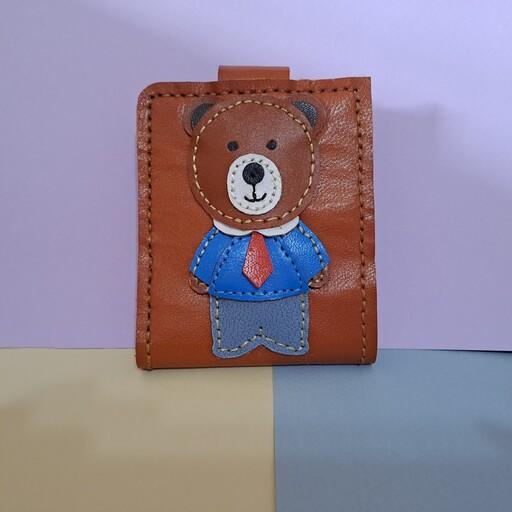 کیف پول چرمی جیبی طرح فانتزی که یک روی آن عکس خرس و روی دیگرش عکس حروف میباشد
