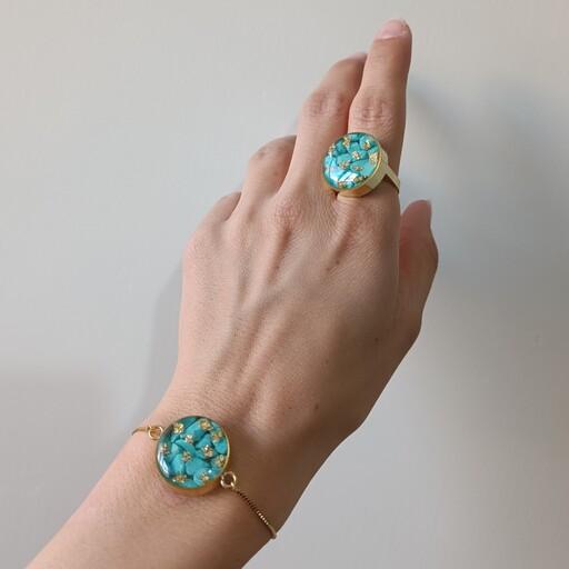 کادو ست زنانه انگشتر و دستبند سنگ فیروزه رزینی با ورق طلا رنگ ثابت بدون حساسیت با قابلیت تنظیم سایز  قاب برنج دایره