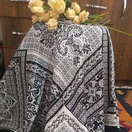 روسری ساتن مشکی و سفید قواره 120  مادرانه با قیمت عالی 