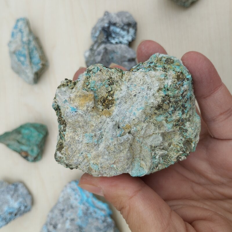 سنگ راف فیروزه اصل و خاص ترکیبی از سنگ فیروزه ای آبی و فیروزه سبز  و پیریت طلایی رنگ کاملا طبیعی با خواص بسیار سنگ فیروز