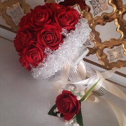 دسته گل عروس به همراه گل تو جیب داماد 