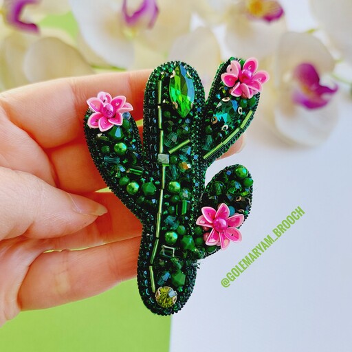سنجاقسینه جواهردوزی کاکتوس سبز  با گلهای صورتی مدلc01گل مریم