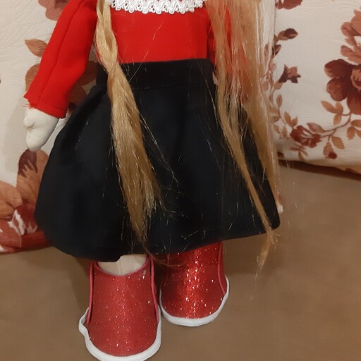 عروسک دختر سرمتحرک (50سانتی)در غرفه عروسک دست ساز آگلین تکی فروخته میشود 