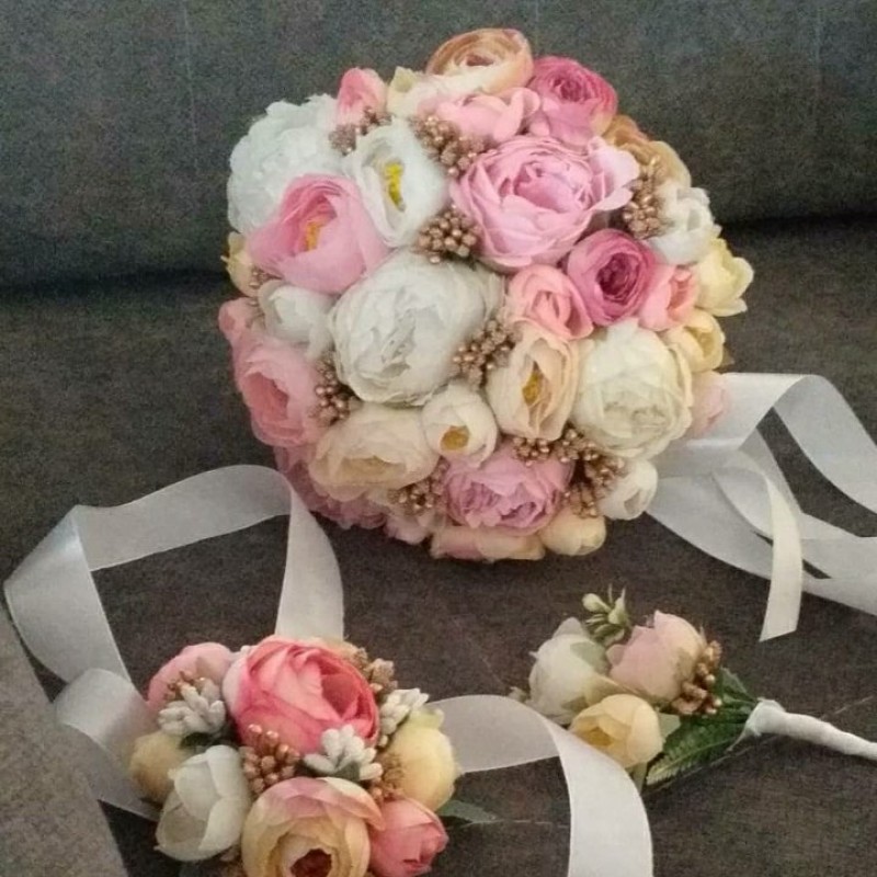 دسته گل عروس به همراه ست کامل تاج و دستبند و گل داماد