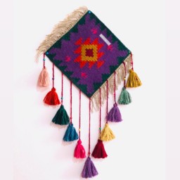 دیوارکوب گلیم دستبافت نخ پشم اعلا آویز سنتی در طرح رنگ ابعاد سفارشی آماده میگردد