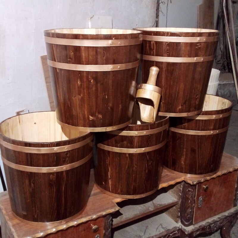     سطل چوبی  خشکبار  و بیلچه فروشگاه مواد غذایی خشک  در سایز قد 35 دهنه 40 دارای تسمه فلزی محکم کننده