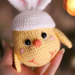 عروسک دستبافت جوجه با کلاه خرگوشی با سایز تقریبی 15 سانت و قابل سفارش در رنگبندی دلخواه شما 