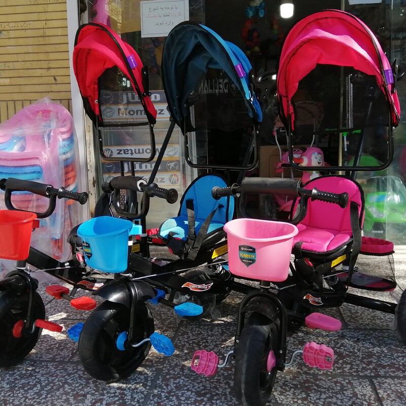 سه چرخه کارن برند delijan و صندلی رو به مادر مناسب تا 5 سال و سایبان دار و دارای دسته قابل هدایت