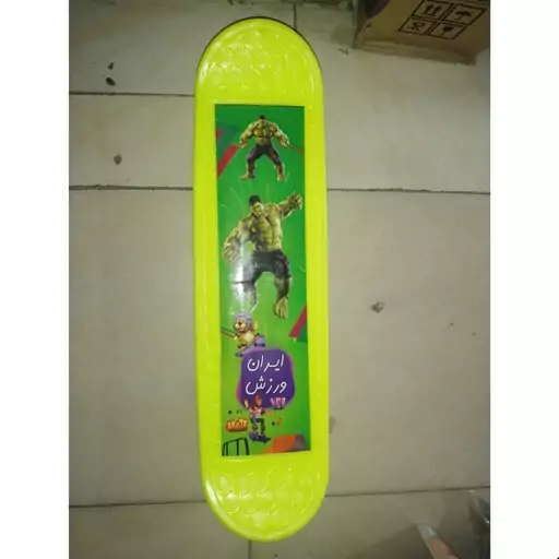 اسباب بازی تخته اسکیت پلاستیکی با تحمل وزن 35 کیلویی لاستیک ژله ای رنگ زرد طرح هالک skate board