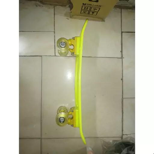 اسباب بازی تخته اسکیت پلاستیکی با تحمل وزن 35 کیلویی لاستیک ژله ای رنگ زرد طرح هالک skate board