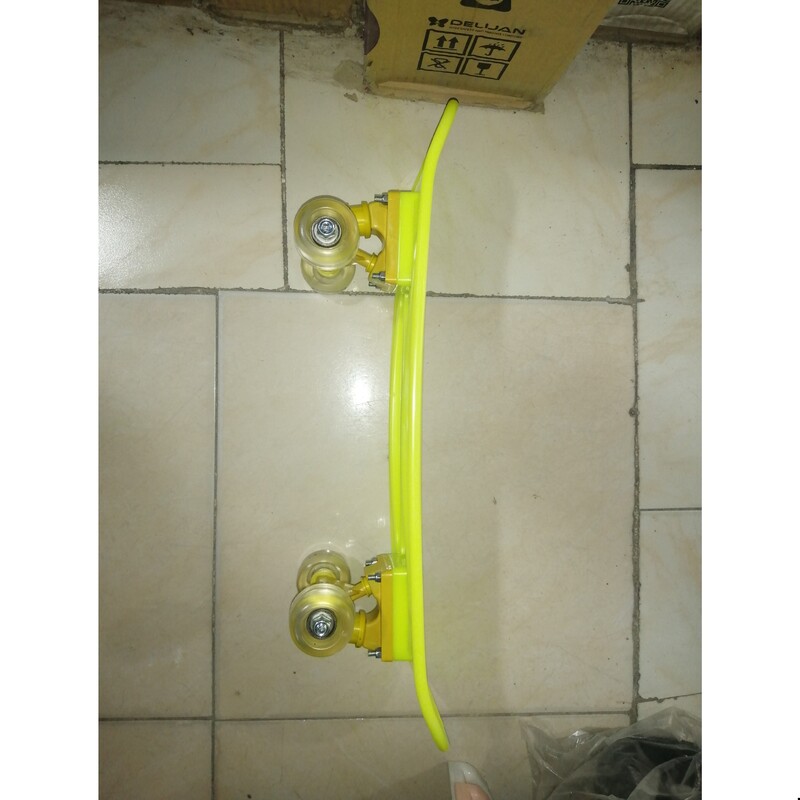 اسباب بازی تخته اسکیت پلاستیکی با تحمل وزن 35 کیلویی لاستیک ژله ای رنگ زرد طرح هالک skate board