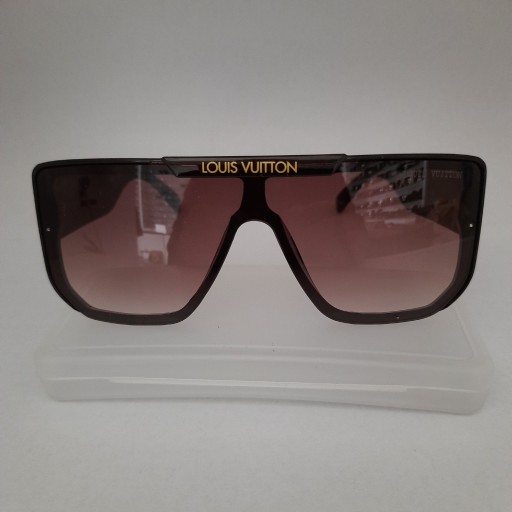 عینک آفتابی اسپرت  طرح برند LOUIS VUITTON  جنسیت فریم تمام قاب کائوچو  جنسیت عدسی پلاستیک uy 400  هایلایت سایه روشن