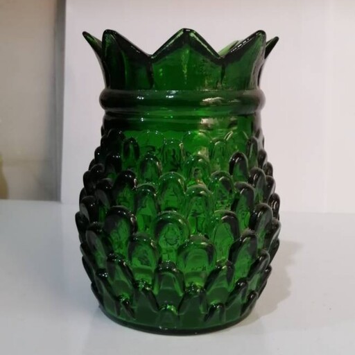 گلدان آناناس صنایع دستی سبز ( شیشه رنگ نشده خمیر مایه شیشه سبز هست )