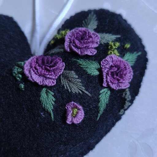 آویز نمدی،طرح قلب،با شکوفه های بنفش گلدوزی شده،دوخته شده و گلدوزی شده با دست