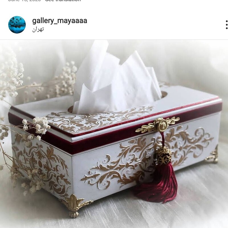 جعبه دستمال  چوبی  رنگ  سفید و زرشکی طراحی شده با دست و رنگ ثابت قابل تمیز کردن با دستمال مرطوب