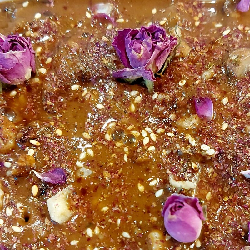 رنگینک خرما خانگی  گردو با تزئین گل محمدی و دارچین و هل برای 4 تا 6نفر وزن 500 گرم 