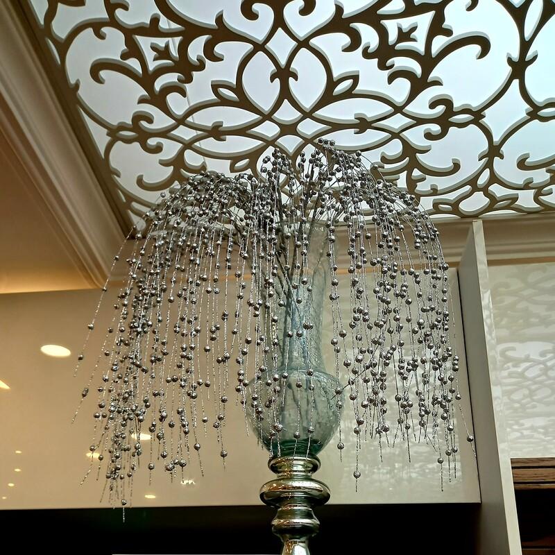 گل آویز مصنوعی مدل شاخه اکلیلی نقره ای پانزده انشعاب در ارتفاع 80سانت (عالیجناب)