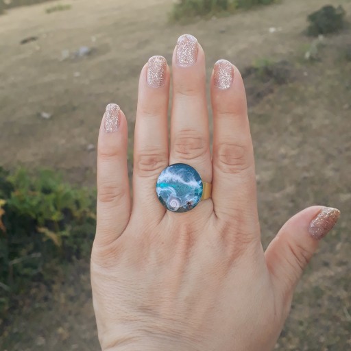 انگشتر رزینی دایره ای شکل با تم دریا و موج های زیبای سفید  همراه با صدف واقعی