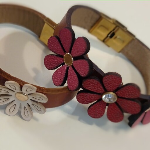 دستبند چرمی دخترانه تزیین شکوفه بهاری قفل استیل زیبا و خاص