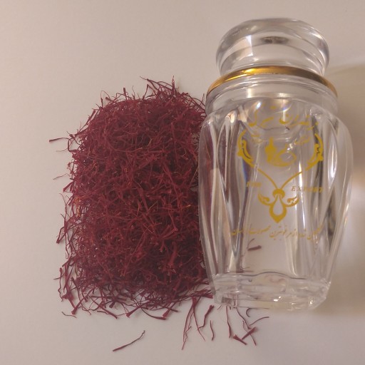 زعفران سرگل  تهیه شده از مزارع زعفران قاینات بسته بندی شده در ظروف شیشه‌ای شیک و ترانس پارانس 15گرم