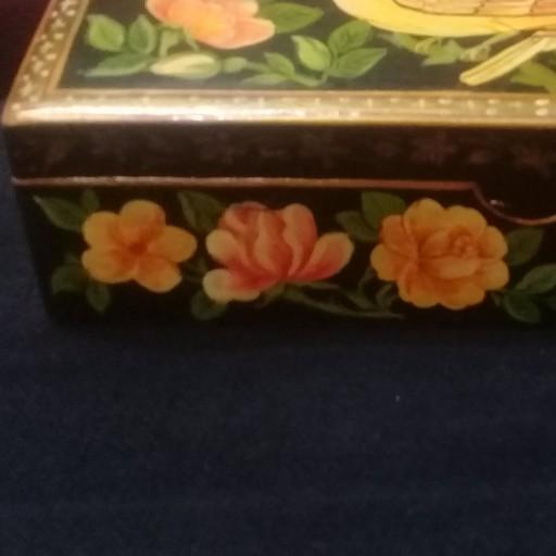 جعبه پاپیه ماشه سایز 19در10 وزن 300گرم بابسته بندی زیر رنگ مشکی ونقاشی دستیباطرح گل ومرغ