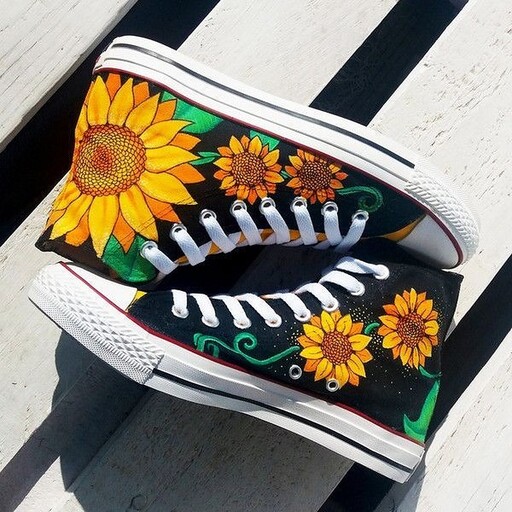نقاشی روی کفش طرح گل آفتاب گردان(دو طرفه) (قبل از سفارش موجودی  بگیرید)