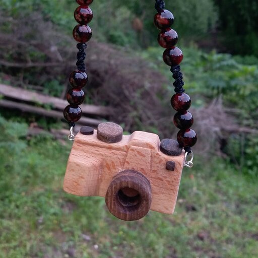 گردنبند چوبی طرح دوربین عکاسی