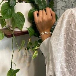 دستبند مروارید اصل (پرورشی) باروک سفید با قفل گره ای و گره از برند الماسین آذر
