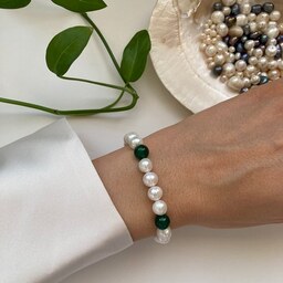 دستبند مروارید پرورشی سفید با عقیق سبز برند الماسین آذر