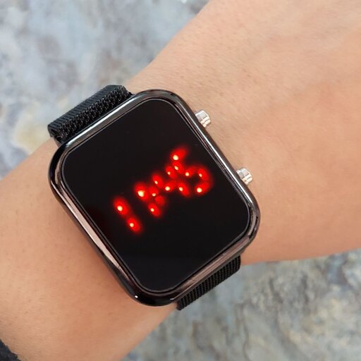 ساعت تاچ(لمسی) مشکی بندمگنتی
ال ای دی مستطیلی لمسی چراغ قرمز
کیفیت عالی. تک سایز