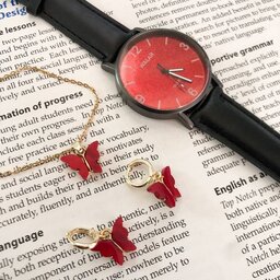ست ساعت بندچرمیمشکی صفحه قرمز با کیفیت مناسب
و نیم ست پروانه قرمز طلایی

دارای جعبه کادویی مخصوص ساعت
موجودی 100 س