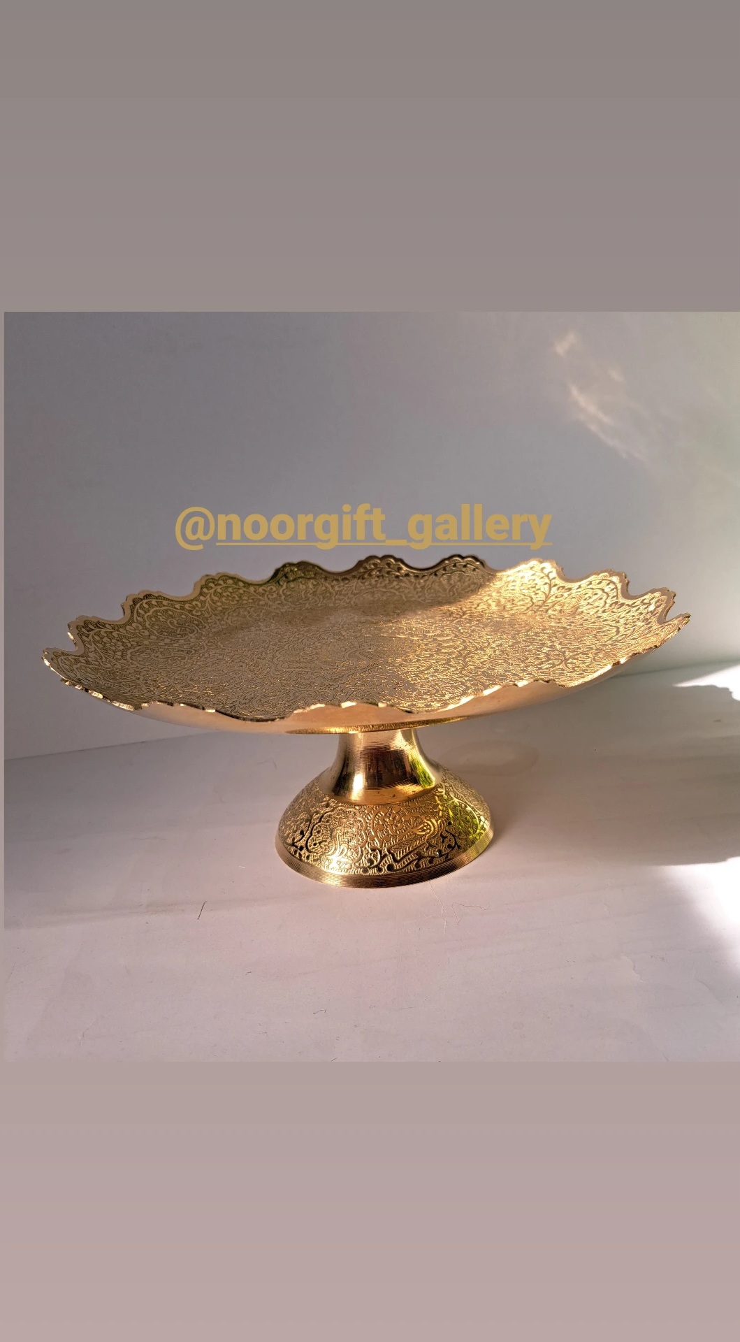 شیرینی‌خوری پایه‌دار برنزی طرح طاووس – قطر ۲۸ سانتی‌متر