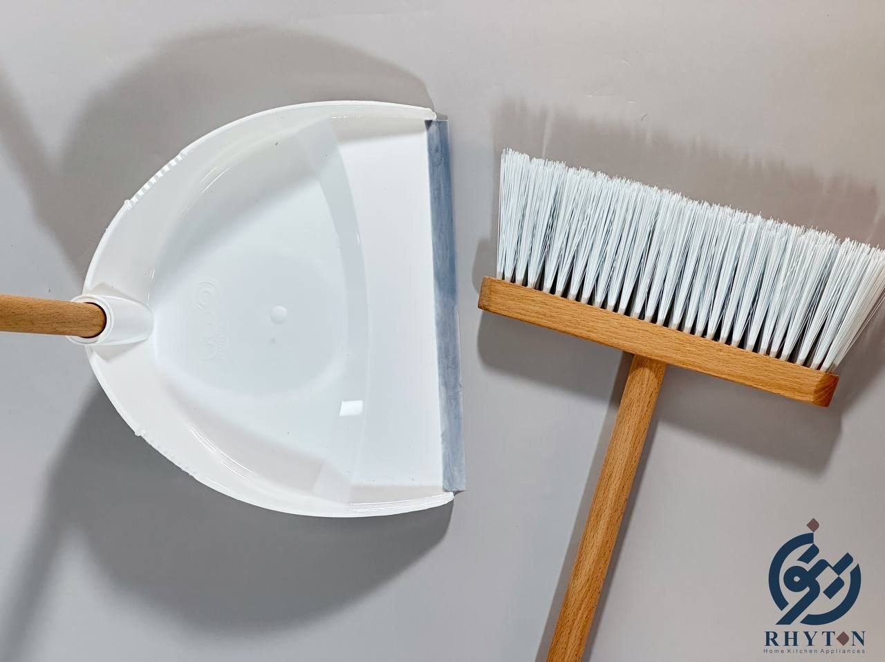 جارو خاک انداز چوب راش با دسته ۹۰ سانتیمتری