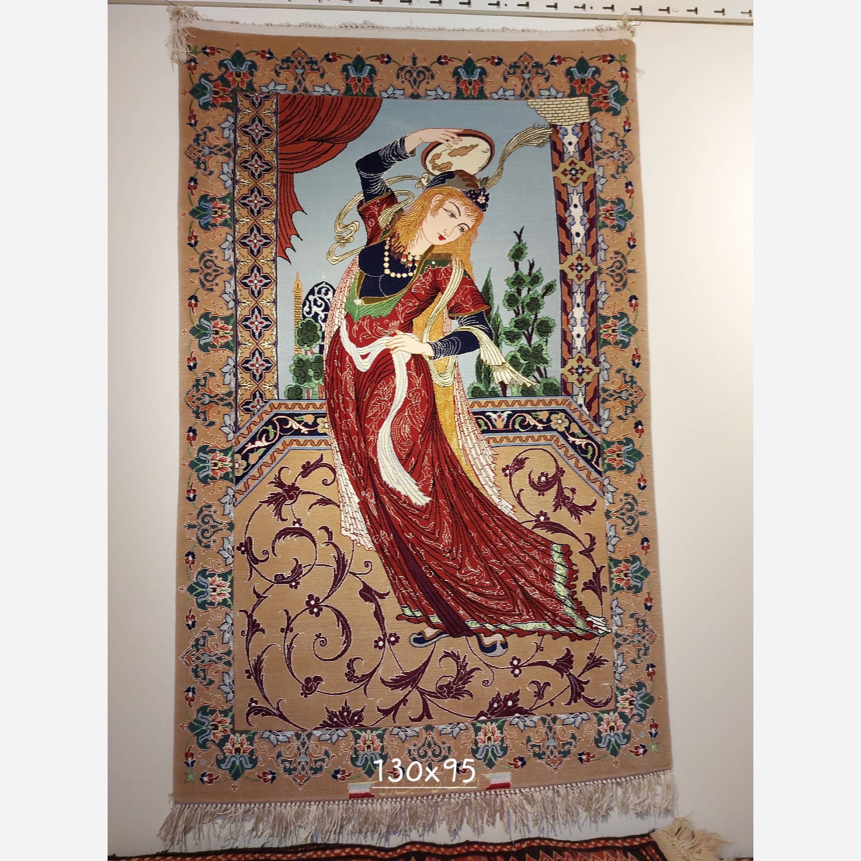 سجادة حريرية يدوية الصنع بمقاس متر ونصف من أصفهان بنقوش مينيّاتورية وجودة عالية